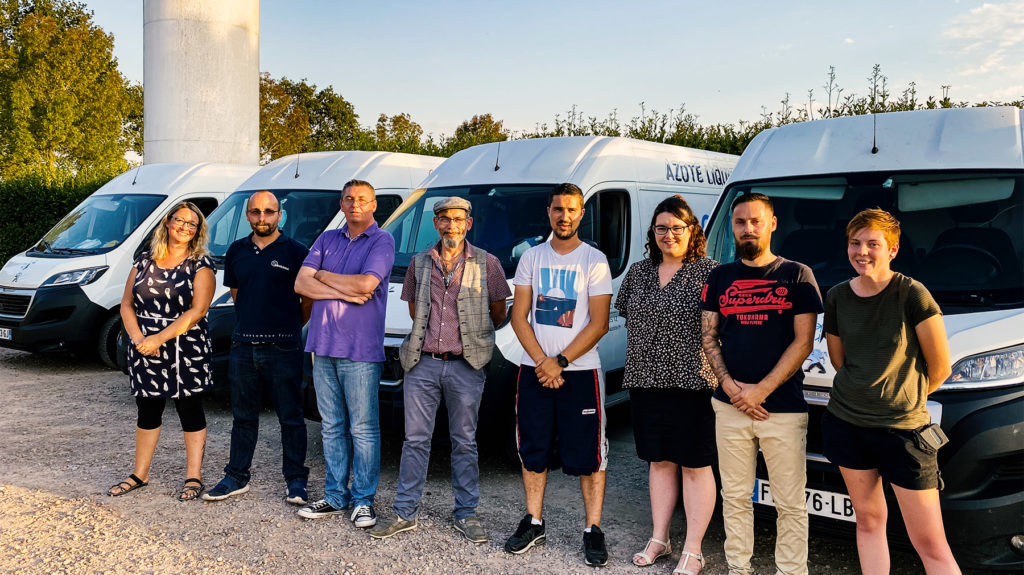 Photo de l'équipe France Azote devant les camions des livreurs